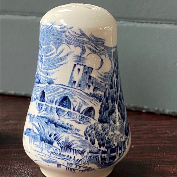 SALT & PEPPER SHAKER ENOCH WEDGWOOD COUNTRYSIDE BLUE DINNER WARE - Picture 2 of 6